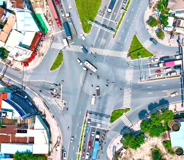 Lập rào chắn phục vụ thi công hầm chui trên Quốc lộ 13- Ảnh 3. Lập rào chắn phục vụ thi công hầm chui trên Quốc lộ 13- Ảnh 3.