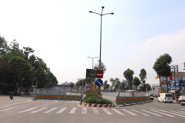 Lập rào chắn phục vụ thi công hầm chui trên Quốc lộ 13- Ảnh 4. Lập rào chắn phục vụ thi công hầm chui trên Quốc lộ 13- Ảnh 4.