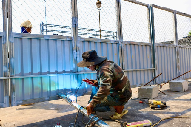 Lập rào chắn phục vụ thi công hầm chui trên Quốc lộ 13- Ảnh 6. Lập rào chắn phục vụ thi công hầm chui trên Quốc lộ 13- Ảnh 6.