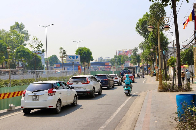 Lập rào chắn phục vụ thi công hầm chui trên Quốc lộ 13- Ảnh 9. Lập rào chắn phục vụ thi công hầm chui trên Quốc lộ 13- Ảnh 9.