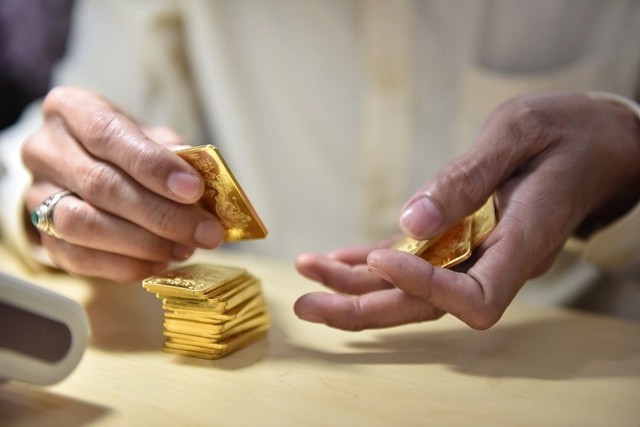 Giá vàng lên đỉnh rồi lại lao dốc, có nên mua đầu tư lúc này?- Ảnh 1.