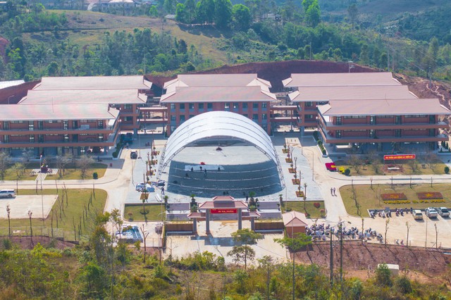 Máy tính bảng, nhạc cụ dân tộc… và ngôi trường '5 sao' hiện đại vùng biên giới Điện Biên- Ảnh 1.