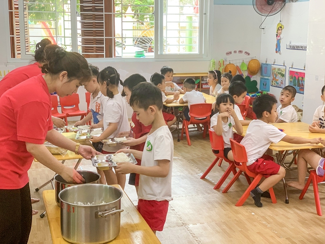 An toàn thực phẩm trong trường học là yêu cầu bắt buộc để bảo vệ sức khỏe học sinh
- Ảnh 1. An toàn thực phẩm trong trường học là yêu cầu bắt buộc để bảo vệ sức khỏe học sinh
- Ảnh 1.