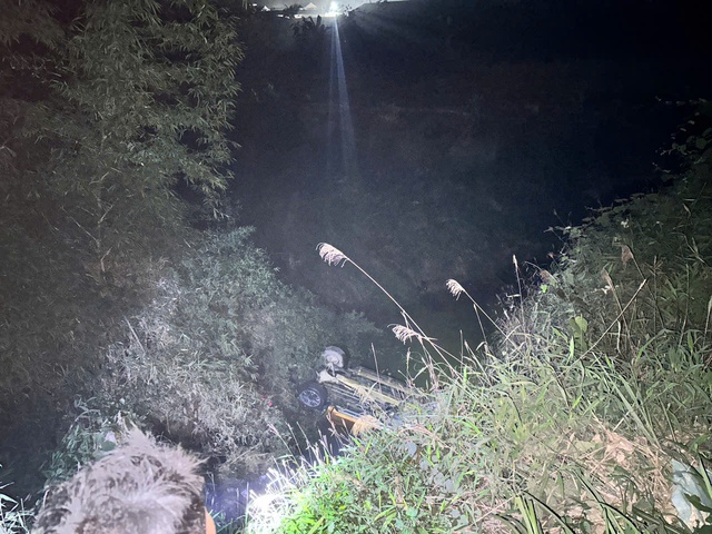 Ô tô lao xuống suối khiến 4 người thương vong- Ảnh 1. Ô tô lao xuống suối khiến 4 người thương vong- Ảnh 1.