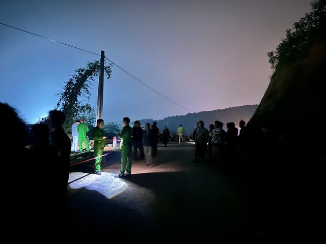 Ô tô lao xuống suối khiến 4 người thương vong- Ảnh 2. Ô tô lao xuống suối khiến 4 người thương vong- Ảnh 2.