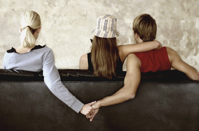 Ngoại tình có thể bị phạt tù đến 3 năm- Ảnh 1.