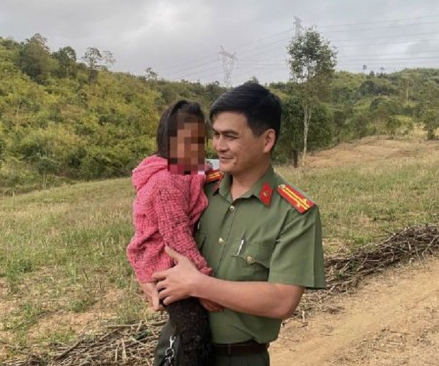 Tìm kiếm bé gái 5 tuổi đi lạc trong rừng giữa mưa rét- Ảnh 1.