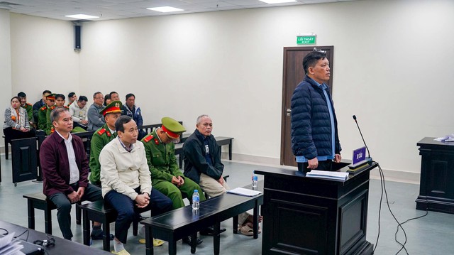 Cựu lãnh đạo Ban QLDA Đắk Lắk hầu tòa vì điều chỉnh tiêu chí chấm thầu cho doanh nghiệp- Ảnh 2.