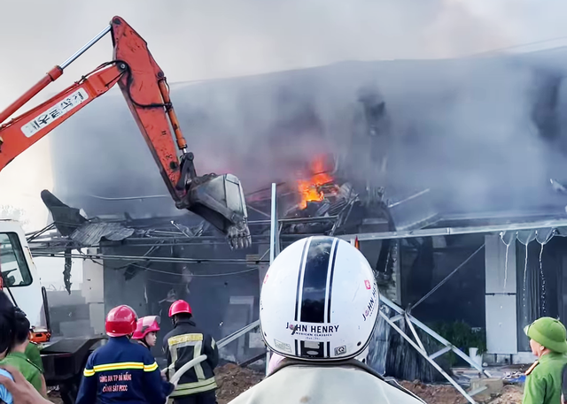 Cháy dữ dội tại cửa hàng vật liệu xây dựng ở Đà Nẵng- Ảnh 2.