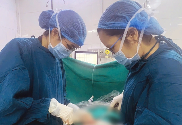 Phẫu thuật kịp thời cứu buồng trứng, giữ cơ hội làm mẹ cho thiếu nữ 17 tuổi- Ảnh 1.