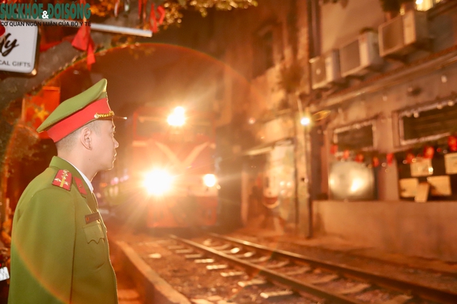 Chấn chỉnh hoạt động tại phố đường tàu Khâm Thiên sau clip du khách catwalk trên đường ray- Ảnh 5. Chấn chỉnh hoạt động tại phố đường tàu Khâm Thiên sau clip du khách catwalk trên đường ray- Ảnh 5.