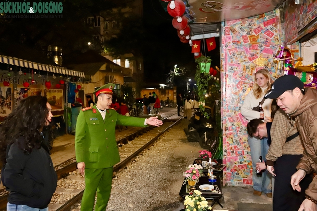 Chấn chỉnh hoạt động tại phố đường tàu Khâm Thiên sau clip du khách catwalk trên đường ray- Ảnh 6. Chấn chỉnh hoạt động tại phố đường tàu Khâm Thiên sau clip du khách catwalk trên đường ray- Ảnh 6.