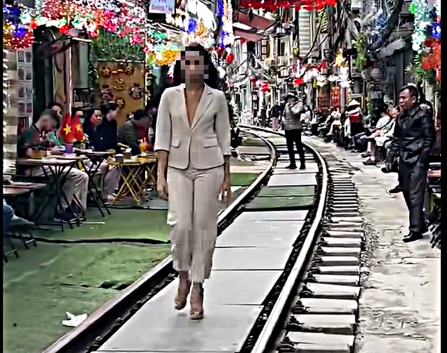 Chấn chỉnh hoạt động tại phố đường tàu Khâm Thiên sau clip du khách catwalk trên đường ray- Ảnh 4. Chấn chỉnh hoạt động tại phố đường tàu Khâm Thiên sau clip du khách catwalk trên đường ray- Ảnh 4.