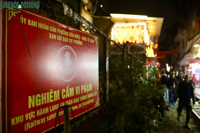 Chấn chỉnh hoạt động tại phố đường tàu Khâm Thiên sau clip du khách catwalk trên đường ray- Ảnh 2. Chấn chỉnh hoạt động tại phố đường tàu Khâm Thiên sau clip du khách catwalk trên đường ray- Ảnh 2.