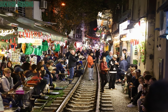 Chấn chỉnh hoạt động tại phố đường tàu Khâm Thiên sau clip du khách catwalk trên đường ray- Ảnh 3. Chấn chỉnh hoạt động tại phố đường tàu Khâm Thiên sau clip du khách catwalk trên đường ray- Ảnh 3.