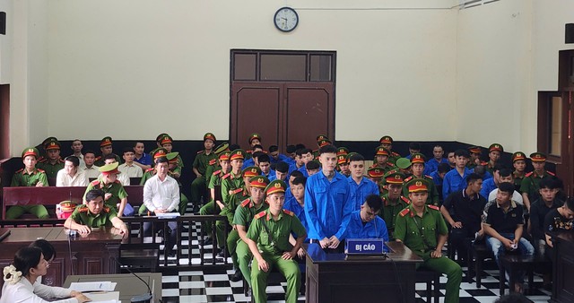 Mâu thuẫn vì nợ tiền xăm hình, 31 đối tượng giải quyết bằng súng và hung khí- Ảnh 1. Mâu thuẫn vì nợ tiền xăm hình, 31 đối tượng giải quyết bằng súng và hung khí- Ảnh 1.