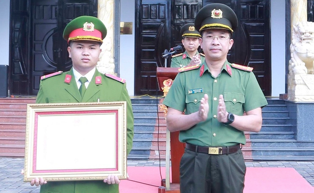 Thủ tướng tặng Bằng khen cho chiến sĩ công an dũng cảm lao vào dòng lũ dữ cứu người- Ảnh 1. Thủ tướng tặng Bằng khen cho chiến sĩ công an dũng cảm lao vào dòng lũ dữ cứu người- Ảnh 1.