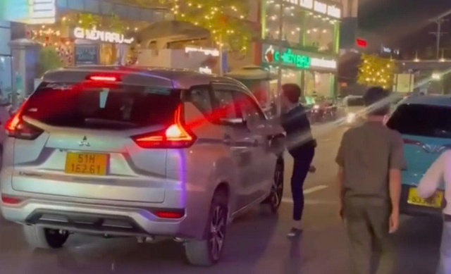 Nam hành khách bị khởi tố khi đánh tài xế, đập phá ô tô do mâu thuẫn- Ảnh 1.