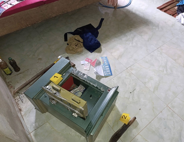 Phá két trộm 17 triệu đồng, bỏ trốn gần 400km- Ảnh 2. Phá két trộm 17 triệu đồng, bỏ trốn gần 400km- Ảnh 2.