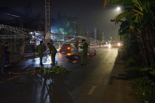 Dựng rạp đám cưới lấn đường gây tai nạn chết người- Ảnh 1. Dựng rạp đám cưới lấn đường gây tai nạn chết người- Ảnh 1.