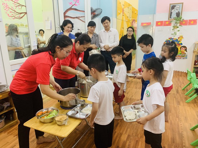 Phòng chống suy dinh dưỡng trẻ em từ bữa ăn gia đình và học đường- Ảnh 2.