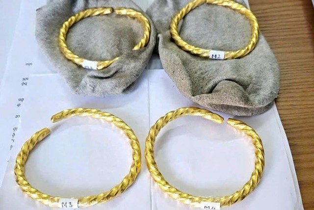 'Nữ quái' cất giấu vàng trong tất vận chuyển trái phép qua biên giới- Ảnh 2. 'Nữ quái' cất giấu vàng trong tất vận chuyển trái phép qua biên giới- Ảnh 2.