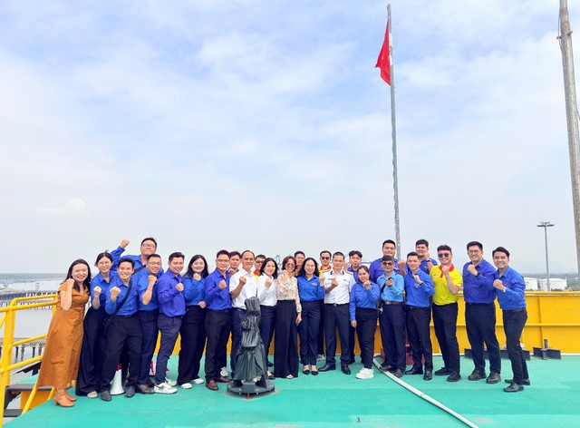 Tuổi trẻ TPHCM viết tiếp hành trình 'Mang yêu thương gửi về biển, đảo'- Ảnh 1. Tuổi trẻ TPHCM viết tiếp hành trình 'Mang yêu thương gửi về biển, đảo'- Ảnh 1.