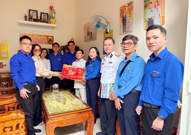 Tuổi trẻ TPHCM viết tiếp hành trình 'Mang yêu thương gửi về biển, đảo'- Ảnh 2. Tuổi trẻ TPHCM viết tiếp hành trình 'Mang yêu thương gửi về biển, đảo'- Ảnh 2.