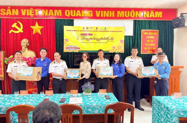 Tuổi trẻ TPHCM viết tiếp hành trình 'Mang yêu thương gửi về biển, đảo'- Ảnh 3. Tuổi trẻ TPHCM viết tiếp hành trình 'Mang yêu thương gửi về biển, đảo'- Ảnh 3.