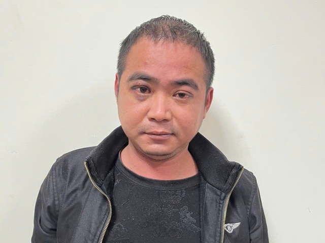 Tạm giữ người đàn ông xông vào quán cắt tóc tấn công vợ và con gái- Ảnh 2. Tạm giữ người đàn ông xông vào quán cắt tóc tấn công vợ và con gái- Ảnh 2.