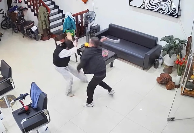 Tạm giữ người đàn ông xông vào quán cắt tóc tấn công vợ và con gái- Ảnh 1. Tạm giữ người đàn ông xông vào quán cắt tóc tấn công vợ và con gái- Ảnh 1.