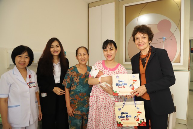 Album 'Năm đầu đời của bé' - Món quà ý nghĩa cho mẹ & bé tại Bệnh viện Hùng Vương- Ảnh 3. Album 'Năm đầu đời của bé' - Món quà ý nghĩa cho mẹ & bé tại Bệnh viện Hùng Vương- Ảnh 3.