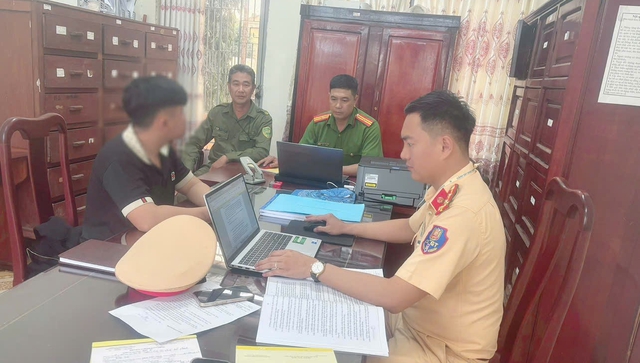 Phạt thanh niên bỏ 2 tay khi đi xe máy, không đội mũ bảo hiểm- Ảnh 2. Phạt thanh niên bỏ 2 tay khi đi xe máy, không đội mũ bảo hiểm- Ảnh 2.