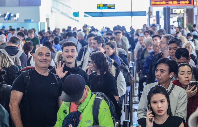 Cận Tết Bính Ngọ: Vé phổ thông từ TP.HCM đi các địa phương khan hiếm, nhiều chặng đã bán hết- Ảnh 2.