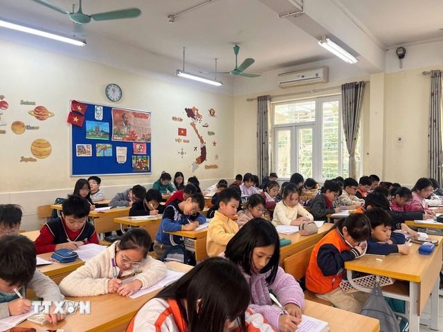 Nhiều trường học Hà Nội lùi giờ vào lớp đảm bảo sức khỏe cho học sinh- Ảnh 1.
