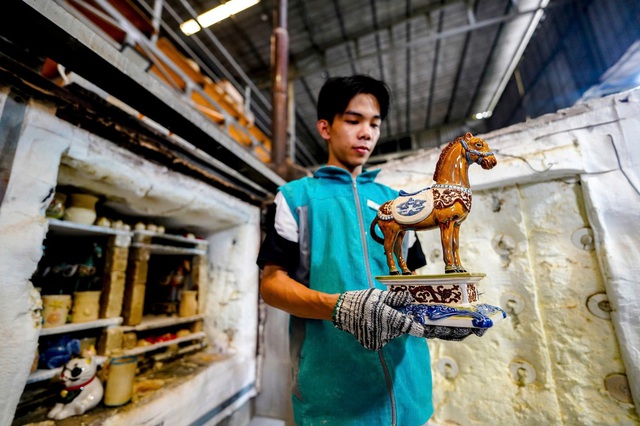 Lạ mắt linh vật ngựa gốm ở TPHCM hút khách dịp cận Tết- Ảnh 1.