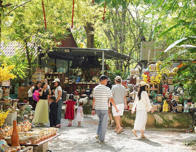 Lạ mắt linh vật ngựa gốm ở TPHCM hút khách dịp cận Tết- Ảnh 9.