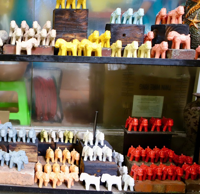 Lạ mắt linh vật ngựa gốm ở TPHCM hút khách dịp cận Tết- Ảnh 4.