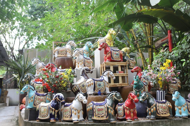 Lạ mắt linh vật ngựa gốm ở TPHCM hút khách dịp cận Tết- Ảnh 7.