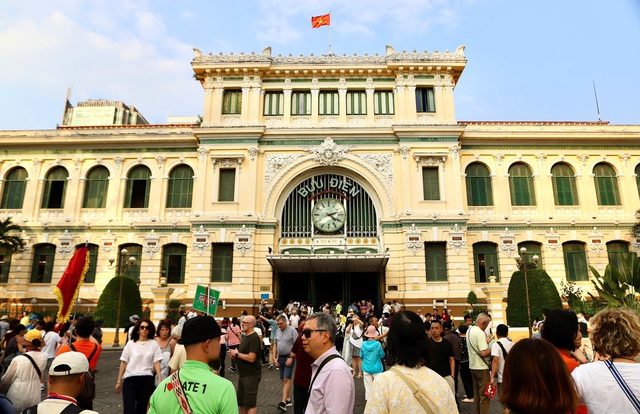 Cận Tết, du khách xếp hàng gửi thư tay đi khắp thế giới- Ảnh 1. Cận Tết, du khách xếp hàng gửi thư tay đi khắp thế giới- Ảnh 1.