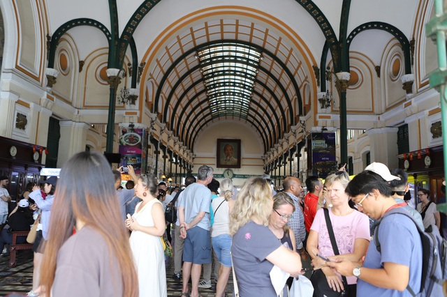 Cận Tết, du khách xếp hàng gửi thư tay đi khắp thế giới- Ảnh 2. Cận Tết, du khách xếp hàng gửi thư tay đi khắp thế giới- Ảnh 2.