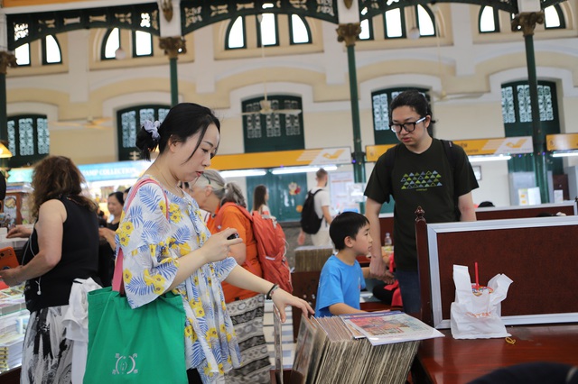 Cận Tết, du khách xếp hàng gửi thư tay đi khắp thế giới- Ảnh 3. Cận Tết, du khách xếp hàng gửi thư tay đi khắp thế giới- Ảnh 3.