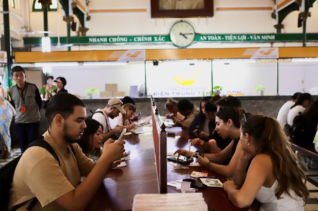 Cận Tết, du khách xếp hàng gửi thư tay đi khắp thế giới- Ảnh 4. Cận Tết, du khách xếp hàng gửi thư tay đi khắp thế giới- Ảnh 4.