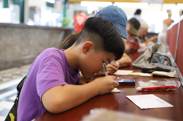 Cận Tết, du khách xếp hàng gửi thư tay đi khắp thế giới- Ảnh 5. Cận Tết, du khách xếp hàng gửi thư tay đi khắp thế giới- Ảnh 5.