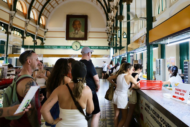 Cận Tết, du khách xếp hàng gửi thư tay đi khắp thế giới- Ảnh 6. Cận Tết, du khách xếp hàng gửi thư tay đi khắp thế giới- Ảnh 6.