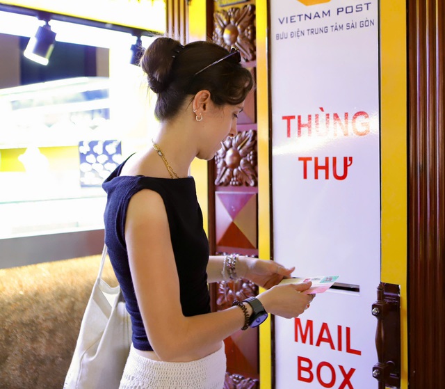 Cận Tết, du khách xếp hàng gửi thư tay đi khắp thế giới- Ảnh 7. Cận Tết, du khách xếp hàng gửi thư tay đi khắp thế giới- Ảnh 7.