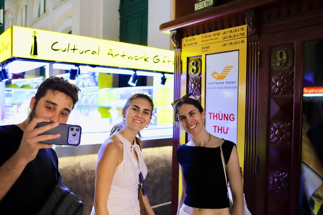 Cận Tết, du khách xếp hàng gửi thư tay đi khắp thế giới- Ảnh 8. Cận Tết, du khách xếp hàng gửi thư tay đi khắp thế giới- Ảnh 8.