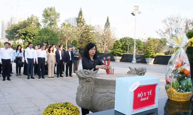 Lãnh đạo Bộ Y tế dâng hương tưởng niệm, tri ân các anh hùng liệt sĩ tại TPHCM- Ảnh 2. Lãnh đạo Bộ Y tế dâng hương tưởng niệm, tri ân các anh hùng liệt sĩ tại TPHCM- Ảnh 2.