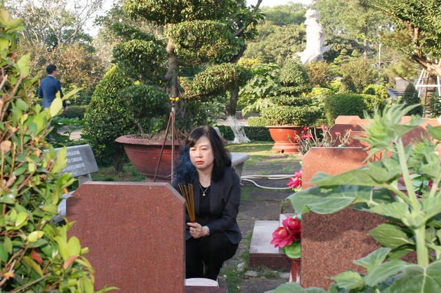 Lãnh đạo Bộ Y tế dâng hương tưởng niệm, tri ân các anh hùng liệt sĩ tại TPHCM- Ảnh 3. Lãnh đạo Bộ Y tế dâng hương tưởng niệm, tri ân các anh hùng liệt sĩ tại TPHCM- Ảnh 3.