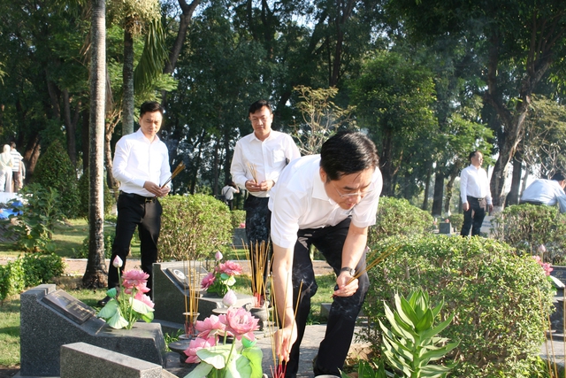 Lãnh đạo Bộ Y tế dâng hương tưởng niệm, tri ân các anh hùng liệt sĩ tại TPHCM- Ảnh 7. Lãnh đạo Bộ Y tế dâng hương tưởng niệm, tri ân các anh hùng liệt sĩ tại TPHCM- Ảnh 7.